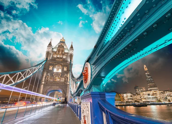 London. Magnificence of Tower Bridge with its beautiful night co — Stock Photo, Image