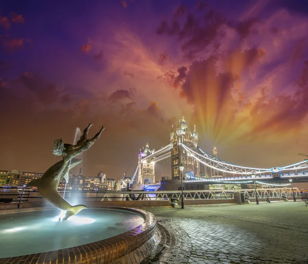 Beau coucher de soleil à Londres. Fontaine de dauphins et magnifique Tour — Photo