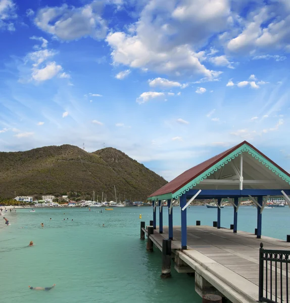 Wharf over a pristine caribbean beach at sunset — Stock Photo, Image