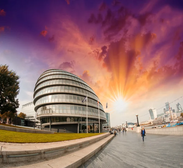 Zonsondergang in Londen. Stadhuis gebied met promenade langs de rivier tham — Stockfoto