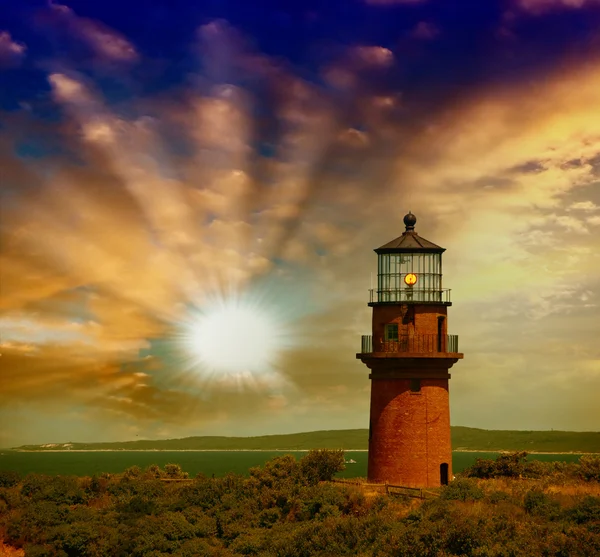 Vuurtoren op een prachtig eiland. zonsondergang met bomen en zee — Stockfoto