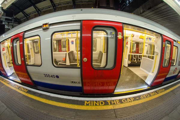 Londen - 29 sep: metro aankomt in het station, september — Stockfoto