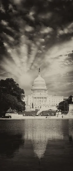 Washington, dc. capitol på solnedgången, vacker vy med sjö — Stockfoto