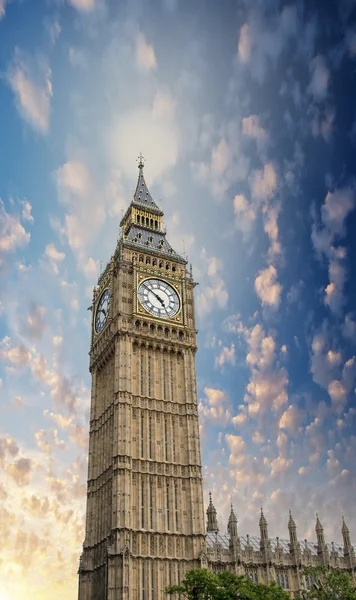 Londýn. velkolepost věže big ben v paláci westminster — Stock fotografie