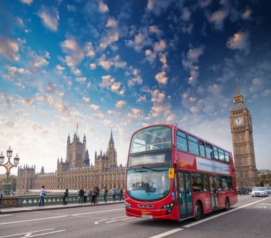 Londra. Klasik kırmızı Çift katlı otobüs geçiş Westminster işleniyor