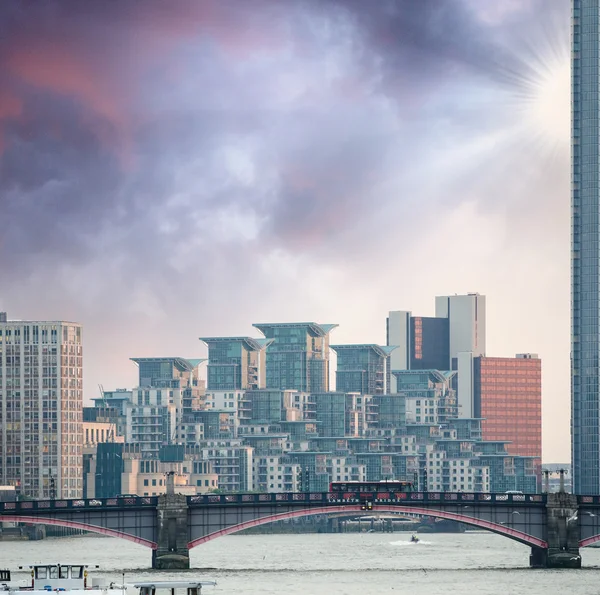 St george wharf gebouwen en lambeth bridge in Londen — Stockfoto