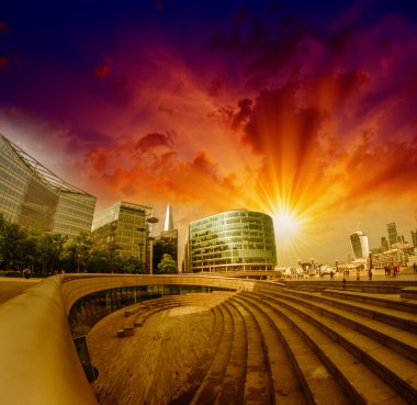 güzel manzarası Londra. Modern alan Belediye Binası yakınında