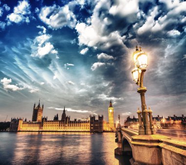 Londra. westminster bridge ile karşısındaki güzel gün batımını o evleri