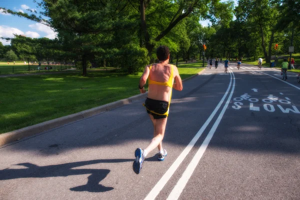 New york city - 15 Haziran: jogger central Park'ta bir güneşli üzerinde çalışan bir — Stok fotoğraf