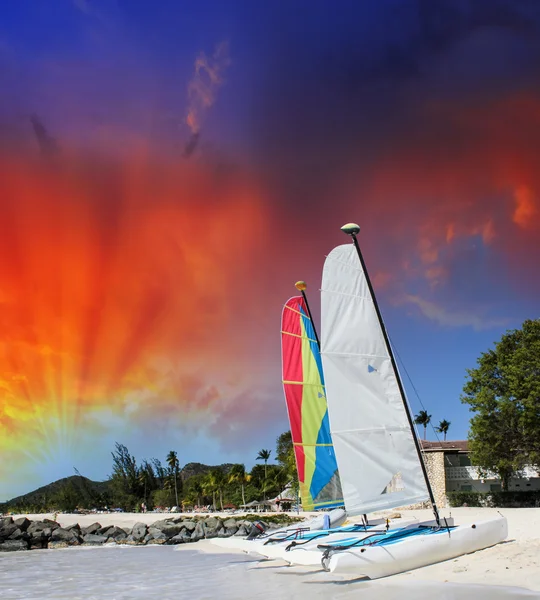 航行ボート、ビーチで。美しいカリブ海の島のシナリオ — ストック写真