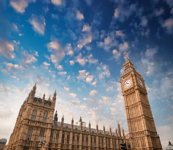 Palace of westminster är mötet förlägger av huset av c — Stockfoto