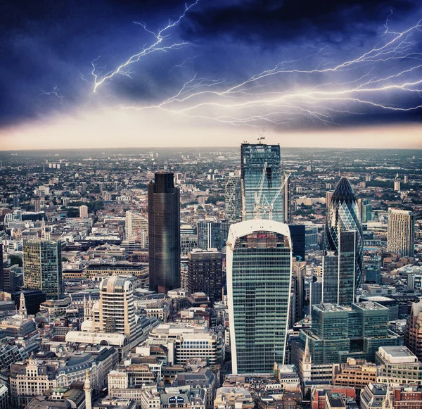 Tempesta a Londra. Brutto tempo sopra lo skyline della città — Foto Stock