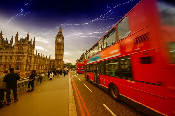 Burza w Londynie z czerwonym autobusem przekraczania Mostu Westminsterskiego — Zdjęcie stockowe