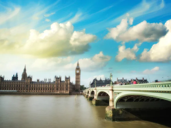 Londres. Pôr do sol através da ponte de Westminster — Fotografia de Stock