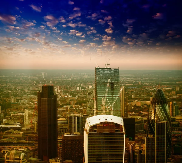 Londres. Superbe vue aérienne du quartier financier moderne skylin — Photo