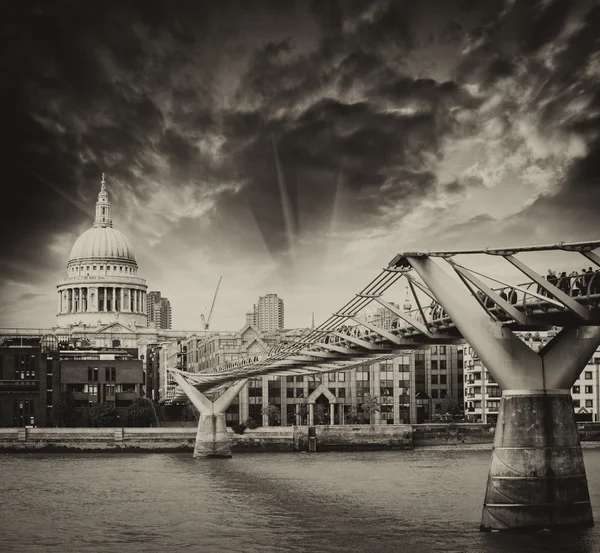 London, Großbritannien. wunderbare Seitenansicht der Millenniumsbrücke bei Sonnenuntergang, — Stockfoto