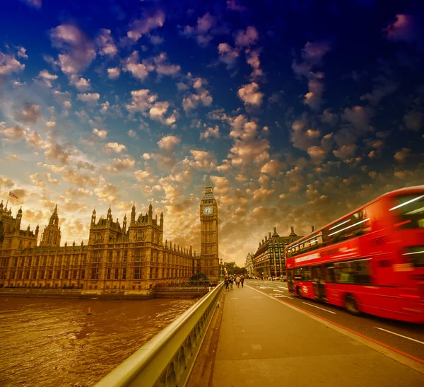 Westminster bridge trafik vid solnedgången. suddiga röda bussen passerar t — Stockfoto