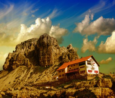 dev bir muntain altında sığınak. Üç doruklarına lavaredo, İtalya