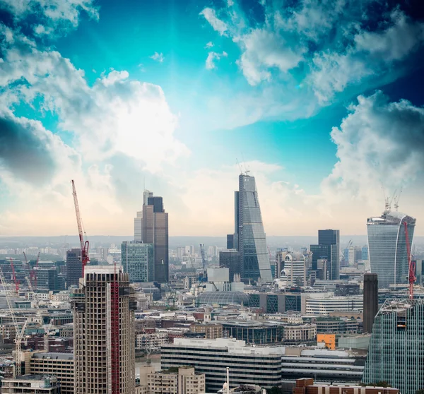 London. schöne Stadtsilhouette in der Abenddämmerung, Luftaufnahme — Stockfoto
