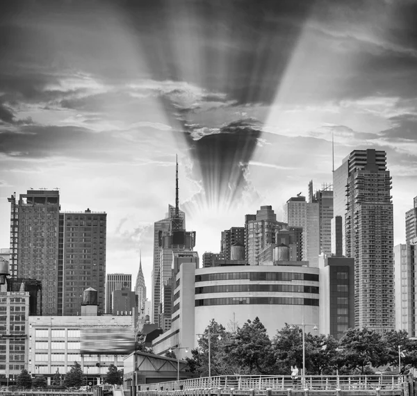 V New Yorku. úchvatný pohled na město mrakodrapů na východní straně — Stock fotografie