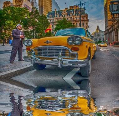 Vintage sarı taksi bekleyen sürücü ile new york sokaklarında