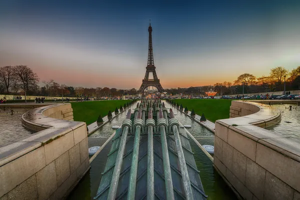 埃菲尔铁塔，巴黎。查看从特罗卡德罗在美丽的花园 — 图库照片