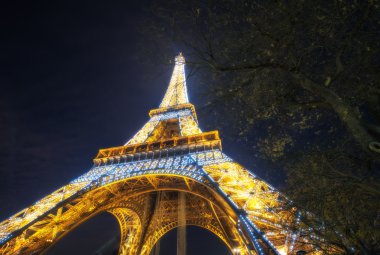 Paris - Aralık 1: Eyfel Kulesi hafif performans gösterisi alacakaranlıkta decem