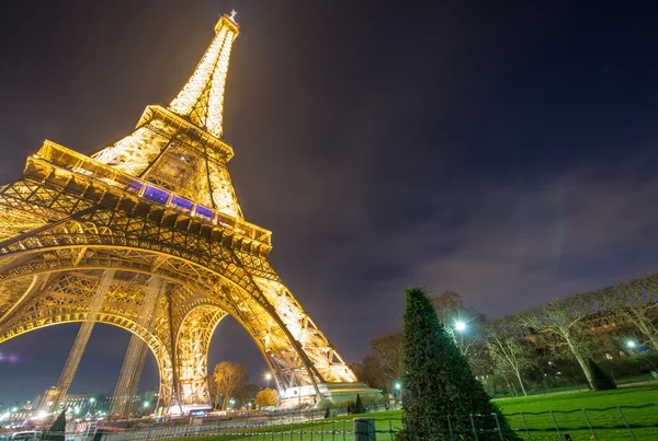 Parijs - dec 1: eiffel toren lichtrendement Toon in schemering decem — Stockfoto