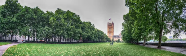 Londres. Victoria Gardens e Palácio de Westminster — Fotografia de Stock