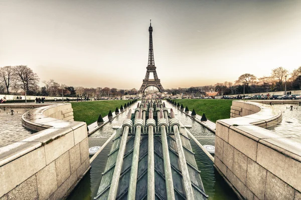 La Tour Eiffel, Paris. Vue depuis les jardins du Trocadéro sur un beauti — Photo