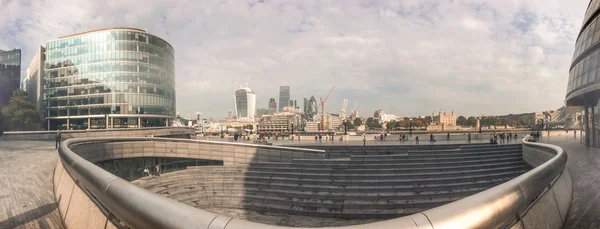 LONDRES, SEP 29: Turistas caminham ao longo do rio Tâmisa, setembro — Fotografia de Stock