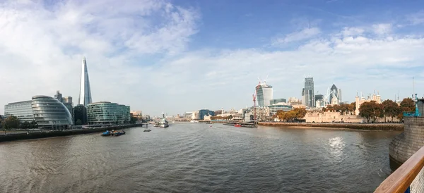 Londres, Reino Unido. Vista panorâmica da cidade no rio Tâmisa — Fotografia de Stock