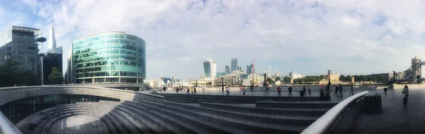 LONDRES, SEP 29: Turistas caminham ao longo do rio Tâmisa, setembro — Fotografia de Stock