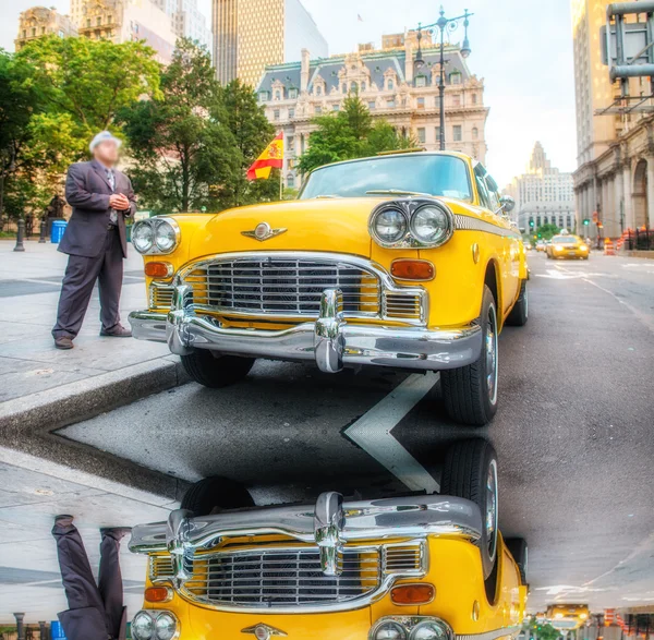 Vintage yellow taxi in New York streets with driver waiting for — Stock Photo, Image