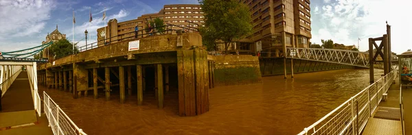 Londen, 29 sep: toeristen lopen in st. catharine dokken, september — Stockfoto