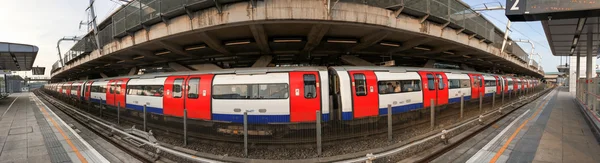 Londres souterrain. Train de métro long prêt à quitter la gare — Photo