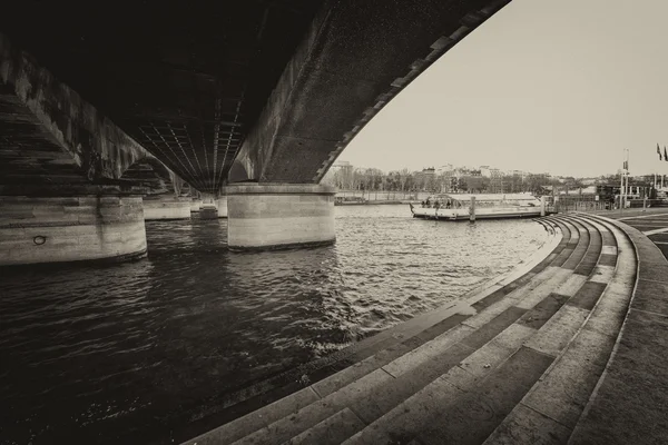 Under iena bro, paris. floden Seine i eiffel tower område耶拿战役桥下，巴黎。塞纳河埃菲尔塔区 — Stockfoto