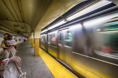 New york city - jun 11: insanlar bekler metro tren, 11 Haziran 2