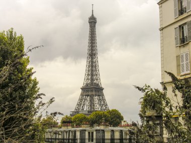 Paris. güzel binalar arasında ünlü Eyfel Kulesi manzarasına