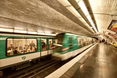 Paris, 4 Aralık: Yeraltı tren bir metro istasyonu, Aralık içinde