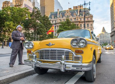 Vintage sarı taksi bekleyen sürücü ile new york sokaklarında