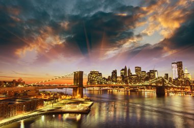 New york city - manhattan siluetinin kış gün batımında