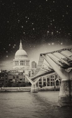 gece Londra'da millennium köprüsü üzerinde
