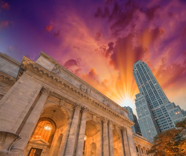 new york Halk Kütüphanesi. Binayı çevreleyen ile yan görünüm