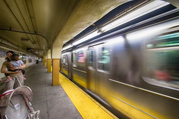 뉴욕 시티-6 월 11: 지하철, 6 월 11 일, 2 기다리는 사람들 — 스톡 사진