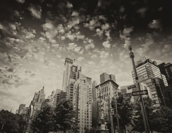Edifici e alberi di Columbus Circle in un giorno d'estate - New Yor — Foto Stock