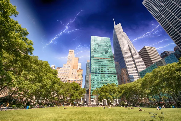 Bryant Park, New York City. Garden and trees on a beautiful summ — Stock Photo, Image