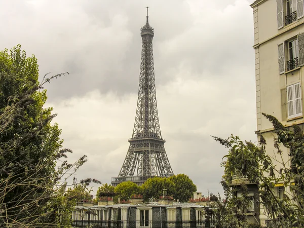 Parijs. prachtig uitzicht op de beroemde Eiffeltoren tussen gebouwen — Stockfoto