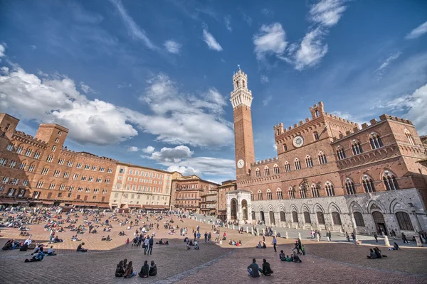 SIENA, ITALY - APR 6: Tourists walk in Piazza del Campo, April 6 — Stock Photo, Image