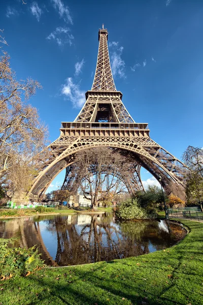 Maravillosa vista panorámica de la Torre Eiffel con lago y vegetación —  Fotos de Stock